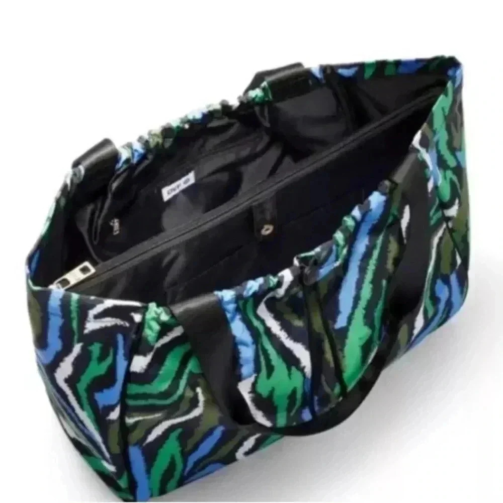 NWT DVF for Target Disco Zebra Tote‎ Bag Laptop
12x18 Diane von Furstenberg NWT - Picture 3 of 4